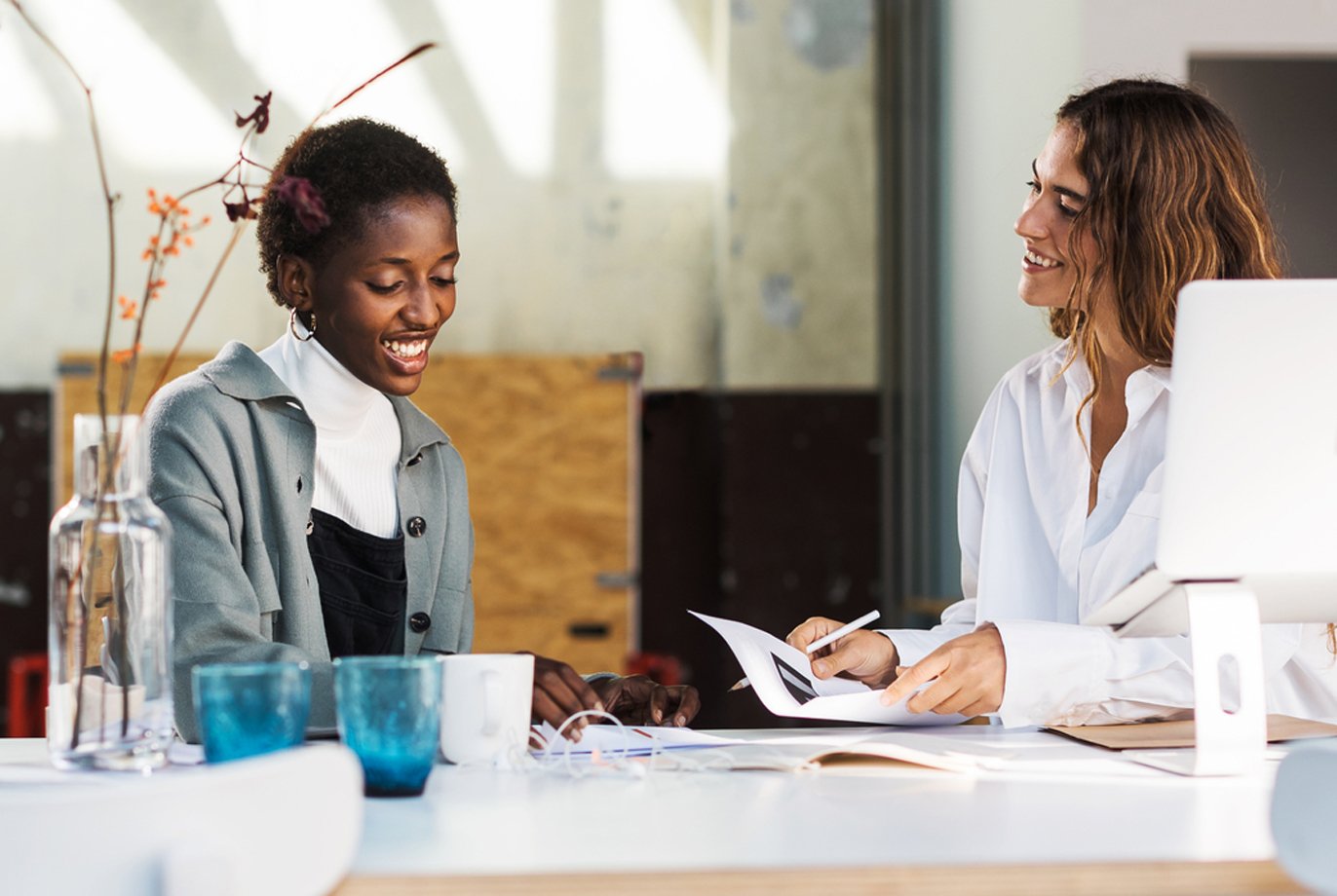 two women discussing diversity and inclusion coaching at work