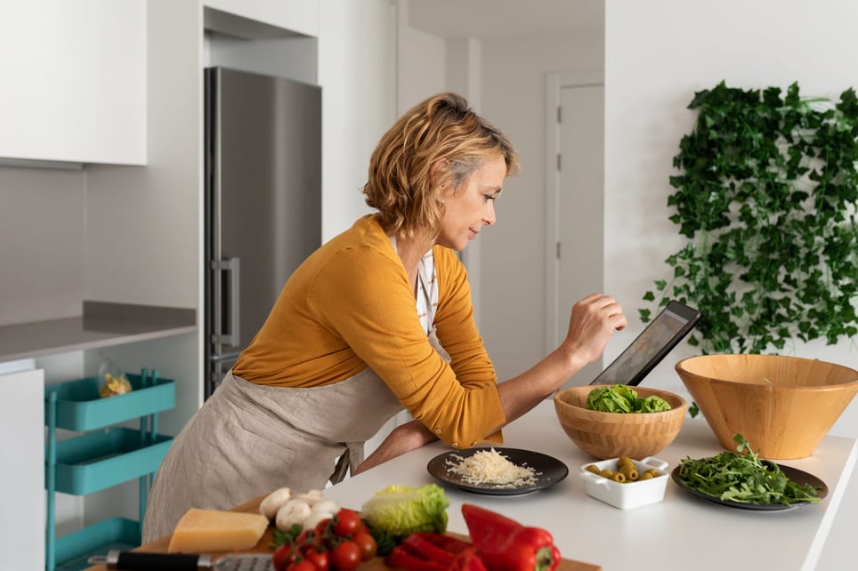 Woman-preparing-the-lunch-Exercise-smart-health-goals